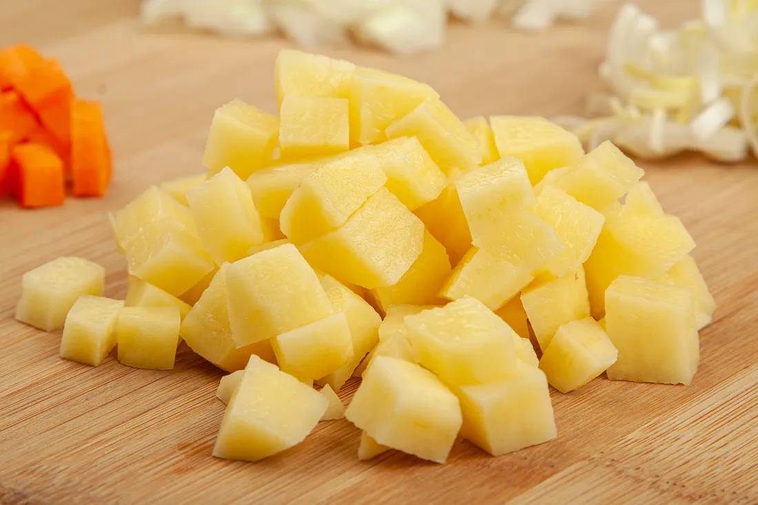 Картофель нарезать кубиками