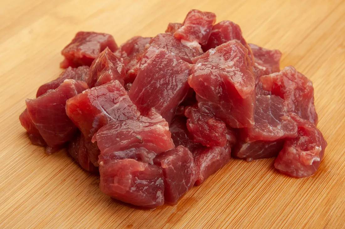 Мясо нарезать кусочками