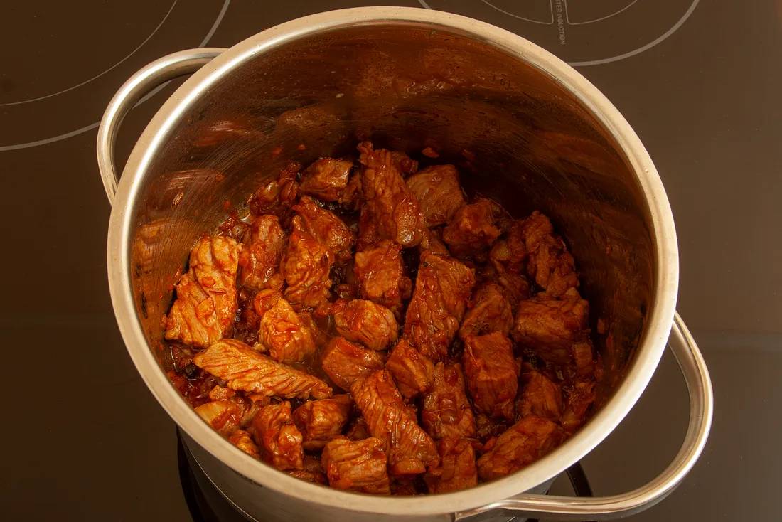 Обжарить мясо